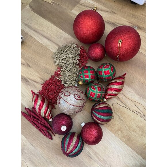 Lot of red Christmas plastic ornaments - Picture 1 of 7